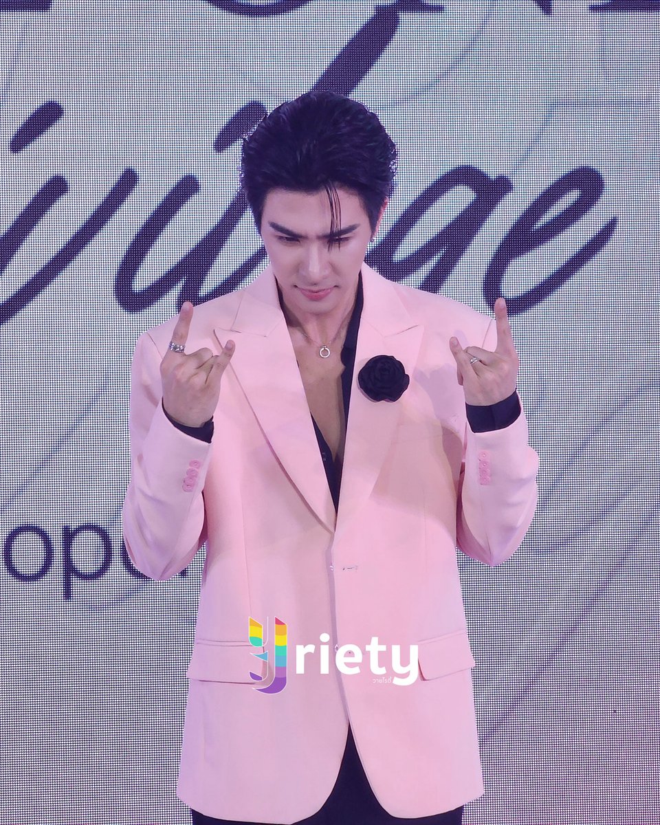 Yriety's tweet photo. พามาส่องความหล่อออร่าของ “เพิร์ธ ธนพนธ์” #PerthTanapon กับลุคสูทสีชมพูแบบนี้ก็ยังเท่สุด ๆ ไปเลย 🩷🤘

PERTH X VELLA SLEEPMASK
#CoreOnePrivilegexPerth 
#Yriety https://t.co/Dkcis9aQUq
