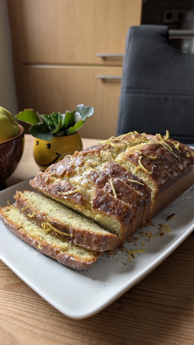 _Cahlu_'s tweet photo. Lemon poppy seed cake. https://t.co/fI2fx1I6GF