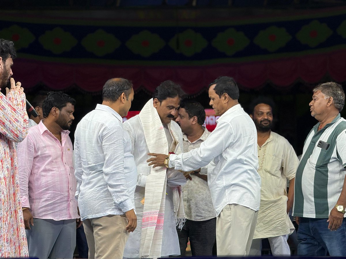 pcpradhan24's tweet photo. ଅନୁଗୁଳ ମୁନିସିପାଲିଟି ହେମସୁରପଡା ର ଶ୍ରୀ ଗଣେଶ ନାଟ୍ୟ ସଂସଦ ତରଫରୁ ଆୟୋଜିତ ସାମାଜିକ ନାଟକ ପରିବେଷଣ କାର୍ଯ୍ୟକ୍ରମରେ ମୁଖ୍ୟଅତିଥି ଭାବେ ଯୋଗଦେଇ କାର୍ଯ୍ୟକ୍ରମର ଶୁଭାରମ୍ଭ କରିବା ସହିତ ଆୟୋଜକ ଓ ଦର୍ଶକ ମାନଙ୍କୁ ଉତ୍ସାହିତ କରିଥିଲି। https://t.co/c89YcDW0h3