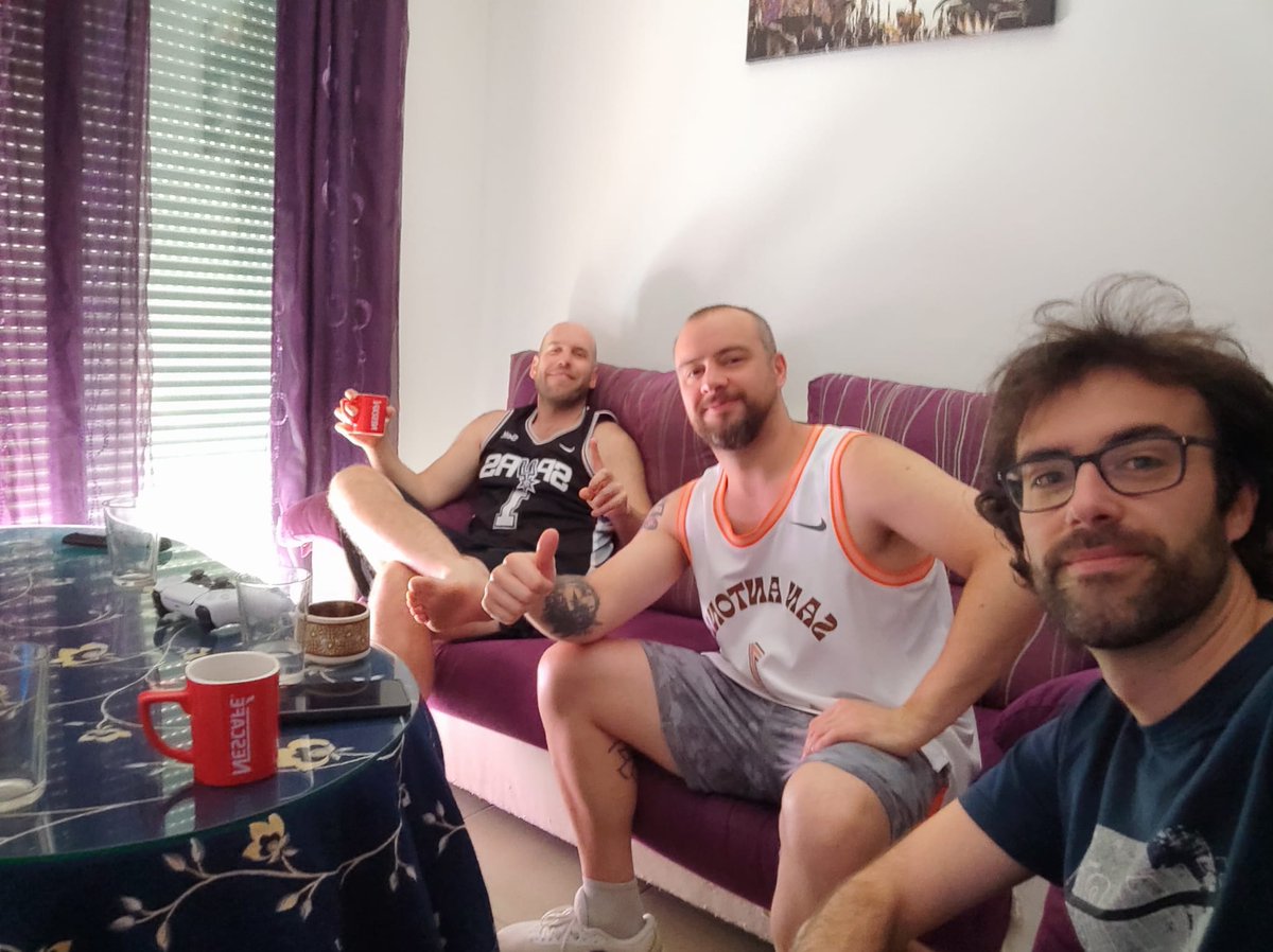 VeinteEnCopas's tweet photo. Como dijo un sabio @PepeBrasin "Dormir es de currantes" los partidos se ven mejor así, en diferido, la edad marca las buenas costumbres https://t.co/6bX0eRbtAb