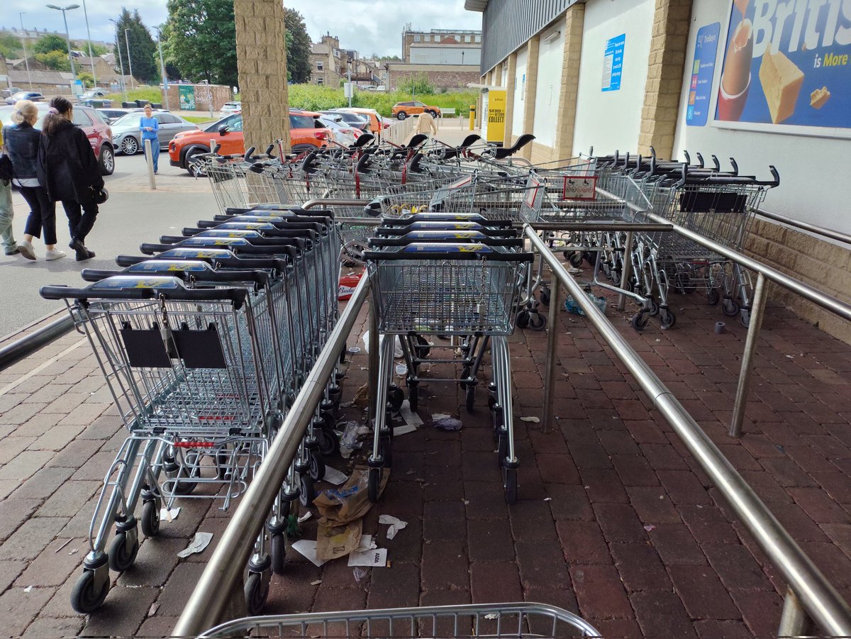 Damreyuk73's tweet photo. @LidlGB Bradford Manchester Rd, a Lidl bit messy! https://t.co/wp9ST78Osl