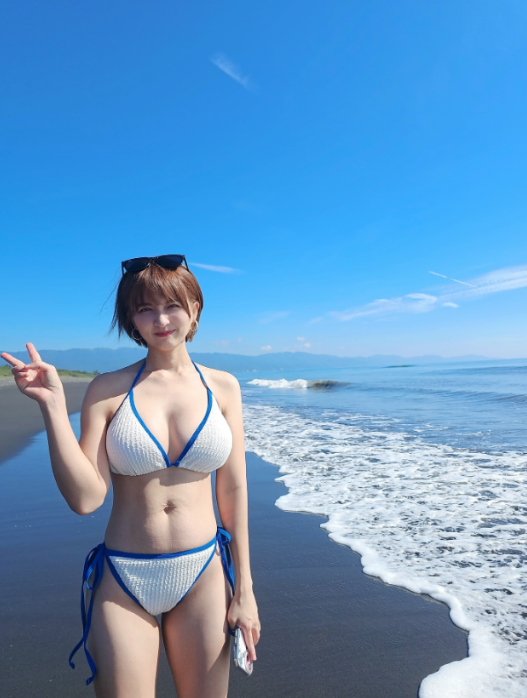 rinka_dayori's tweet photo. シンママの水着姿って需要ありますか？今年もフォロワーさんと海に行けるのかなって考えるだけでワクワクします！ https://t.co/I4N8Y70Ufv