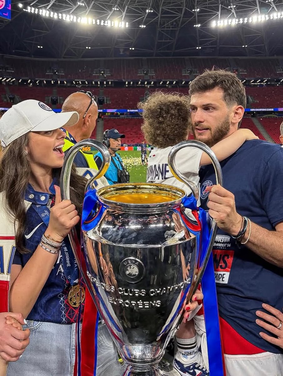 Cleverlydey4u's tweet photo. Khvicha Kvaratskhelia and his wife ❤️ https://t.co/zeBboGSJBl