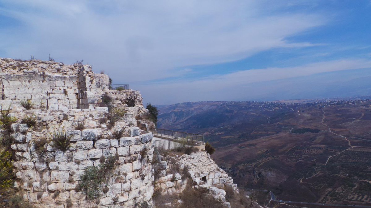 Bertaverlo's tweet photo. #libanon #chateauBeaufort een kruisvaarderskasteel ruïne die ik de laatste jaren vaak heb bezocht. 
Bijzondere historische plek.
Pijnlijk omdat er nu weer een Israëlische vlag boven wappert. Na hun laatste terugtrekking werd een groot deel opgeblazen! Net grotendeels hersteld! https://t.co/JUwlLSTJbp