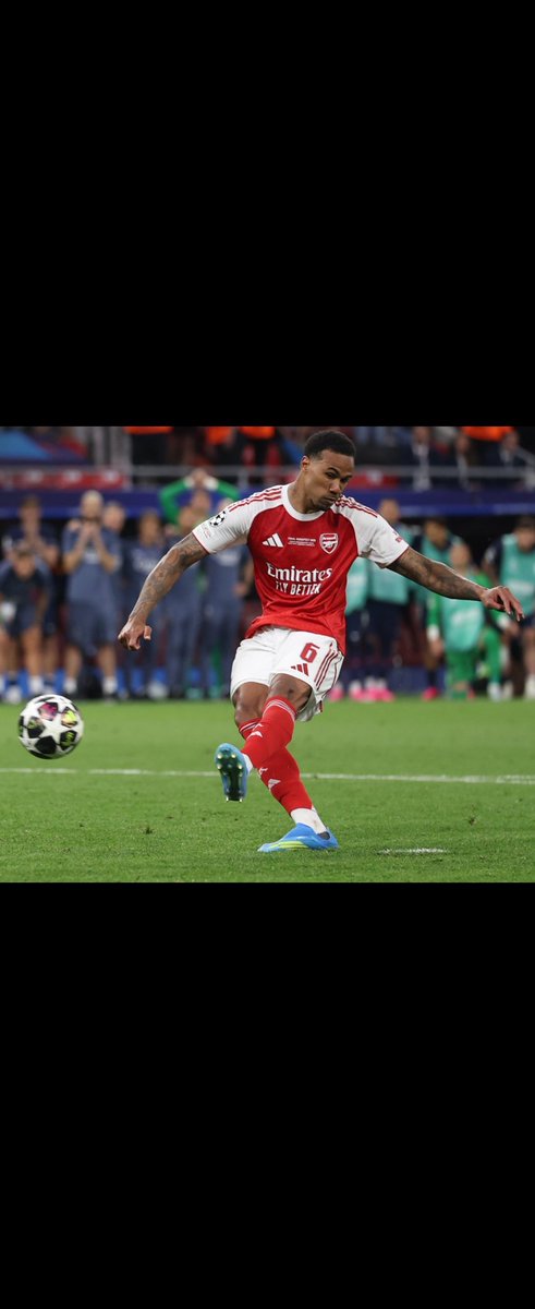 Foodie252's tweet photo. He didnt even look at the penalty shot😭😭 https://t.co/RwbgZkwb69