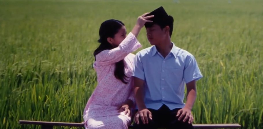 cosasdeanoche's tweet photo. mukhsin (2006) dir. yasmin ahmad
first love and childhood in the countryside, captured so gently it almost breaks you. delicate, poetic, has that kore-eda esque feel. they really don't make them like this anymore. felt the love that went into this.๐ฅน#kaefilmlogs https://t.co/MtXNPOfkob