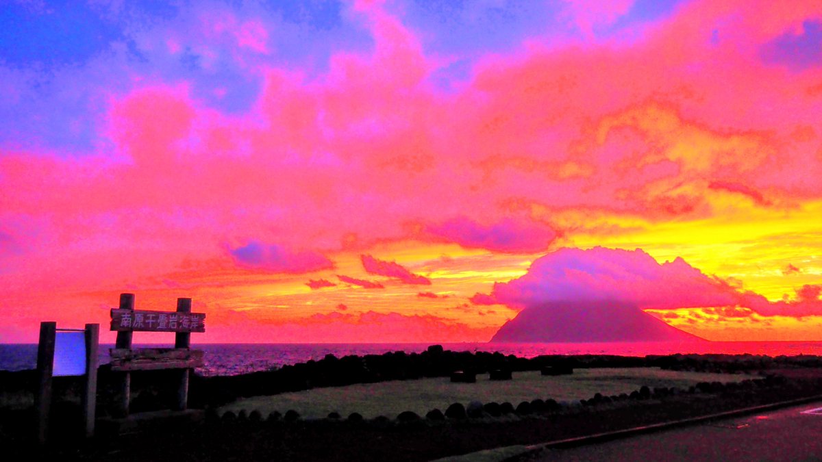 k19ch1's tweet photo. 5月31日
八丈島の夕暮れ
梅雨前線の影響で
雲は多かったけど
日没は綺麗な夕陽でした
ANA最終便は定刻就航
お疲れ様でした
#八丈島
#八丈島民図鑑
#宇喜多秀家公と豪姫の碑
#夕暮れ
#夕陽
#八丈島空港 #RJTH 
#JA61AN #全日空 https://t.co/WDmkuHO2c2