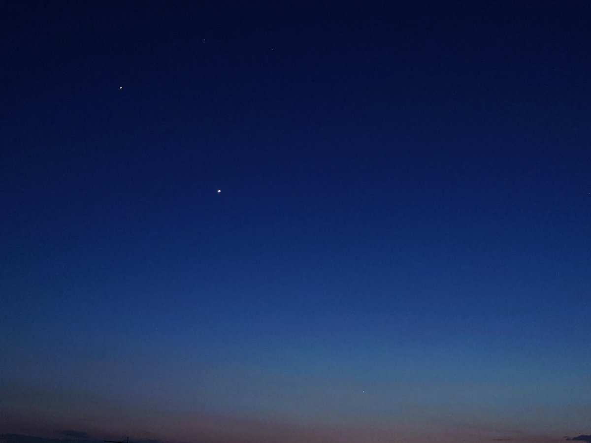 Tstar0787's tweet photo. 夕暮れの木星•金星•水星。
2026年５月31日
19h41m（JST）
#Xperia1IV
50mm,ISO400,1/4s
#Xperia https://t.co/RXqEcnGND0