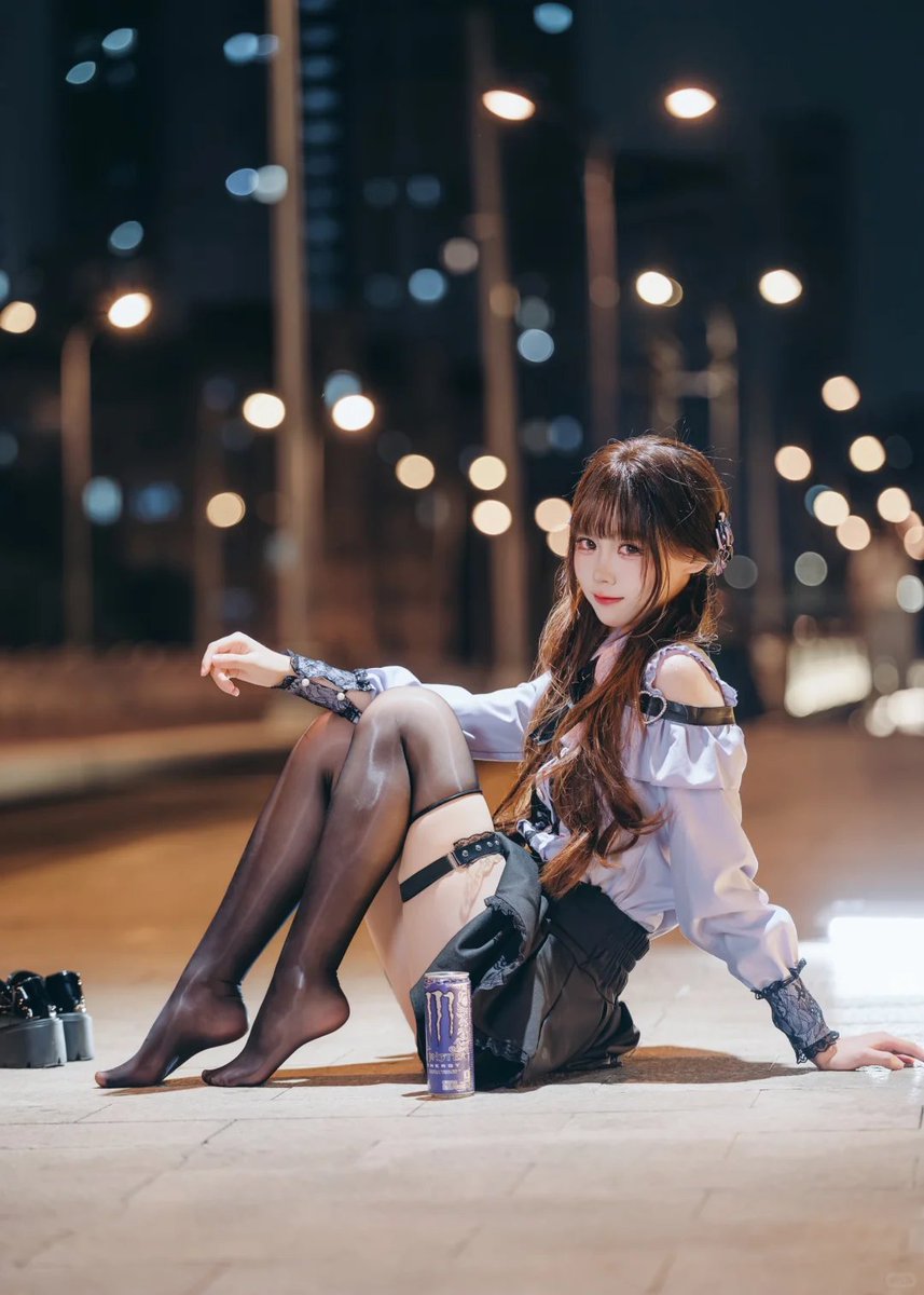 xueshenka's tweet photo. 夜幕下的城市街头，随意坐在地上拍了这组……  

黑丝在路灯映照下透着细腻的光泽，紧紧包裹着腿部线条，和吊带细节一起，安静又带点小性感。  
长发散落，城市灯光打在身上，这种夜晚独有的氛围感真的太戳了～ https://t.co/7rH1ATgeJJ