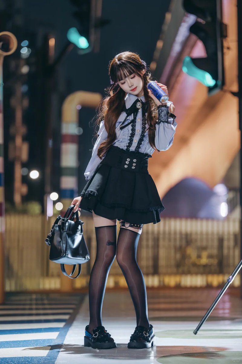 xueshenka's tweet photo. 夜幕下的城市街头，随意坐在地上拍了这组……  

黑丝在路灯映照下透着细腻的光泽，紧紧包裹着腿部线条，和吊带细节一起，安静又带点小性感。  
长发散落，城市灯光打在身上，这种夜晚独有的氛围感真的太戳了～ https://t.co/7rH1ATgeJJ