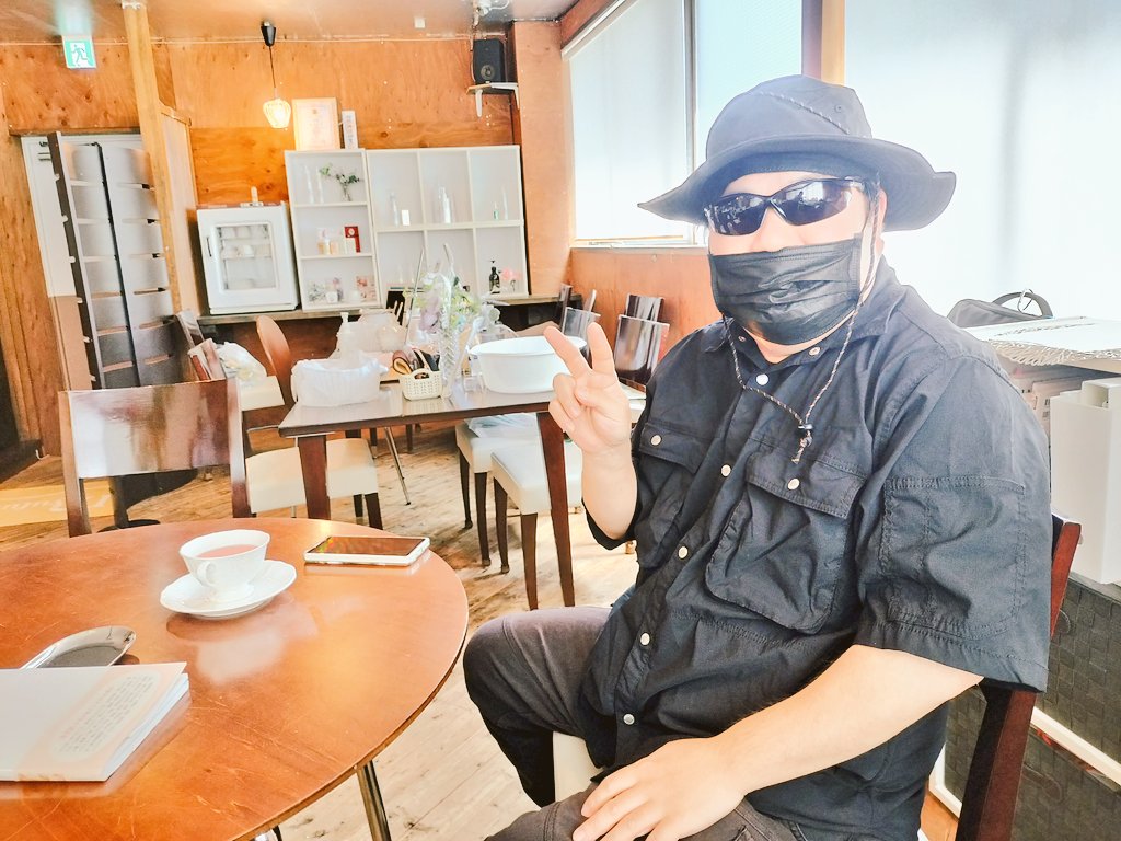 racco_myufull's tweet photo. 近隣の有名人！ケイシーさんがドライヘッドスパにご来店くださいました✨一見怖そう？
いいえ、優しい瞳の温和なお兄様です😊いつもありがとう🙏

ケイシーさんも私も通う、ハートボイルドさんでは鉄砲仲間🔫を募集中ですよ🧡@heartboiledueda
#長野県上田市 #袋町
#シューティングレンジ
#BB弾 https://t.co/lgwsSOFsGG