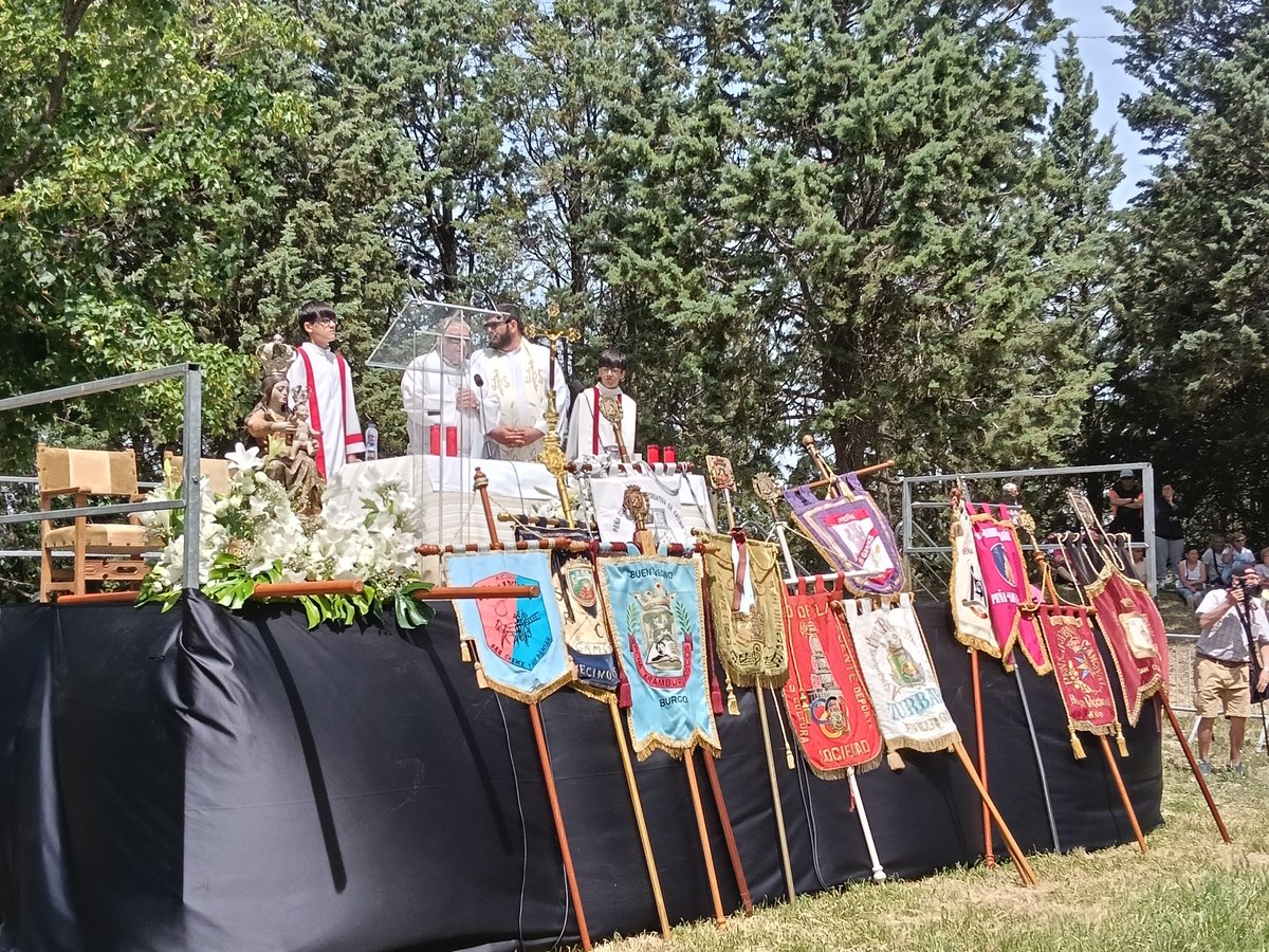 Aytoburgos's tweet photo. La Corporación, con la alcaldesa a la cabeza, y junto a la Corte de Reinas y Damas, asiste a la misa de campaña de la romería de la Virgen Blanca en la campa del Castillo, donde se han congregado numerosos romeros, peñas, grupos de danzas y de folclore. https://t.co/I3KL5XFlNL