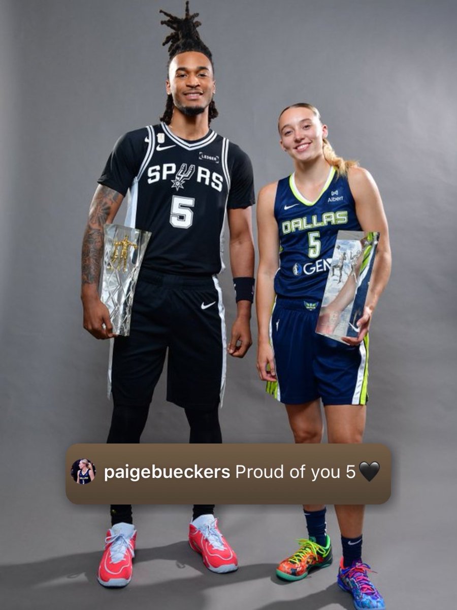 togethxr's tweet photo. One 2025 ROTY supporting another 🫠 That UConn love runs deep 🫶

(via @spurs, @DallasWings, @paigebueckers1)

#spurs #nbafinals https://t.co/yTZzBouwpT