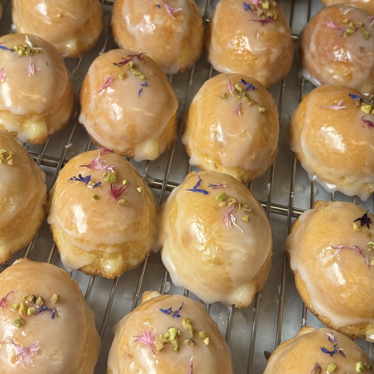 ramunesable's tweet photo. 明日6/1(月)20:00～はオンライン販売があります！
久々の平日の販売です🍪
新しいよつばのクッキー缶や各種詰め合わせ、レモンケーキやクッキー、スコーンなどの単品おやつ、いろいろありますのでどうぞよろしくお願いいたします🍀︎🍋🍪
https://t.co/xlOoQ3e6W0 https://t.co/uQR95scalP