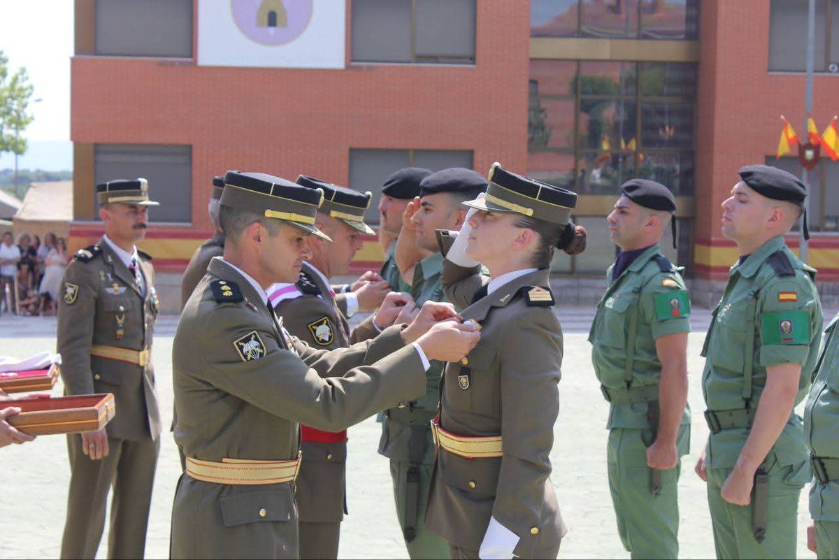 FUTER_ET's tweet photo. Con motivo de la Festividad de San Fernando, Patrón del Arma de las especialidades de Ingenieros y de Transmisiones, la #BrigadaParacaidista realizó ayer una Parada Militar, resaltando los valores de servicio  y entrega de sus
#paracaidistas.
#BRIPAC 
#SomostuEjército https://t.co/TJACo4GVtz