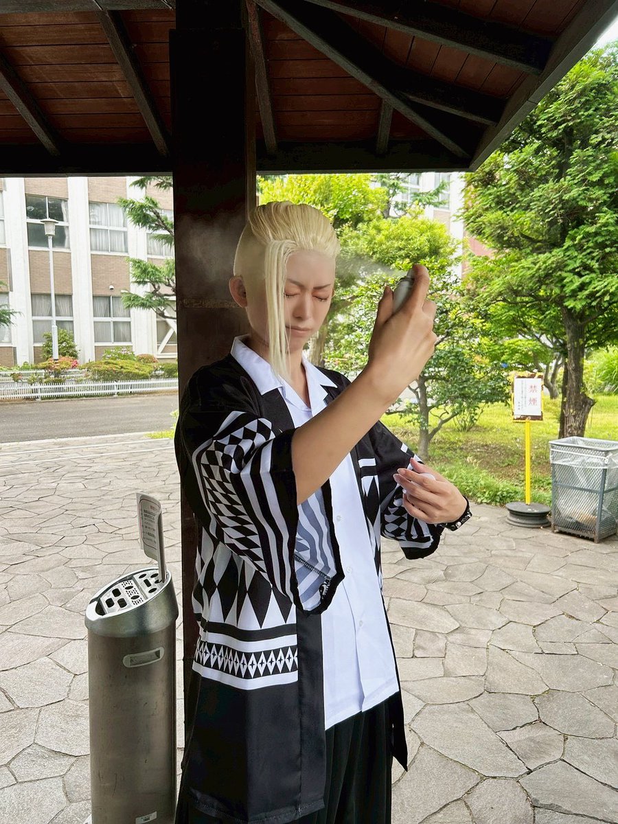 9____________g's tweet photo. ハゲヅラの境目での日焼けを恐れスプレーの日焼け止めを浴びている私 https://t.co/xYKyWR6G5X