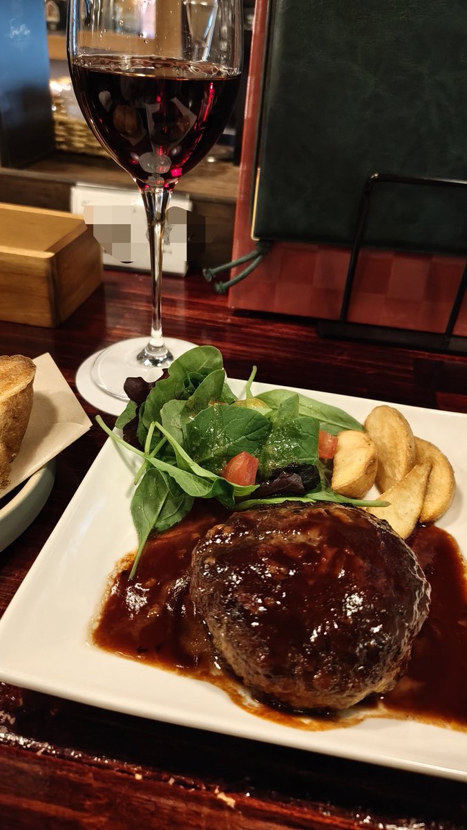 LaimuMaple's tweet photo. きた！
ハンバーグ
推されたので珍しく��ワインも🍷 https://t.co/UMPekQe356