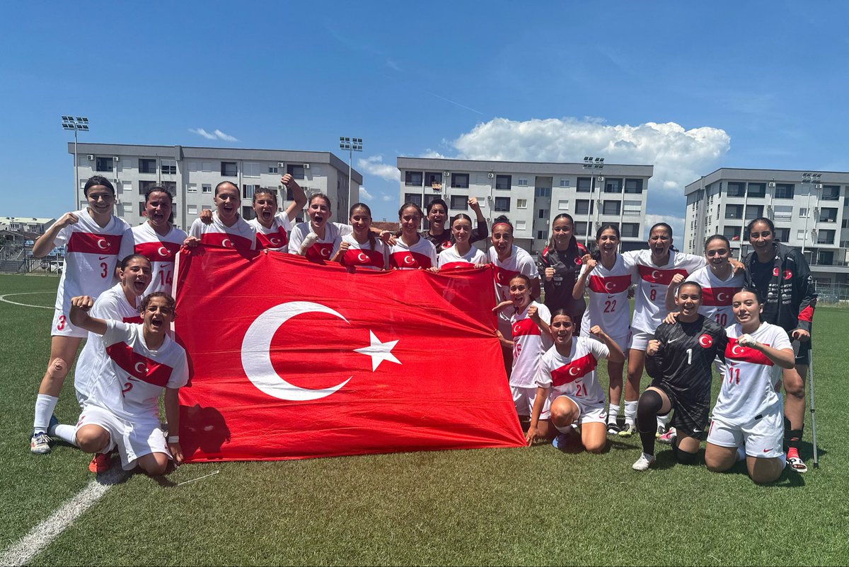MilliTakimlar's tweet photo. 🏆 Şampiyonuz! 

👏 Karadağ'ın ev sahipliğinde Podgoritsa'da düzenlenen UEFA U16 Kızlar Gelişim Turnuvası'nda mücadele eden U16 Kız Millî Takımımız, organizasyondaki son maçında ev sahibi Karadağ'ı 4-1 mağlup ederek turnuvayı şampiyon olarak tamamladı. 

⚽️ FC Buducnost Training Centre'da oynanan karşılaşmada Ay-Yıldızlılarımıza galibiyeti getiren golleri 10. dakikada Yasemin Gür, 20. ve 39. dakikalarda Azra Dede ile 76. dakikada Damla Akçil kaydetti.

ℹ️ Turnuvadaki ilk maçında Ukrayna ile 2-2 berabere kalan ve penaltı atışları sonucunda 1 puan alan, ikinci maçında ise Slovakya'yı 2-0 mağlup eden U16 Kız Millî Takımımız, Karadağ karşısında aldığı farklı galibiyetle puanını 7'ye yükselterek UEFA U16 Kızlar Gelişim Turnuvası'nı şampiyon olarak tamamladı.

#BizimÇocuklar🇹🇷