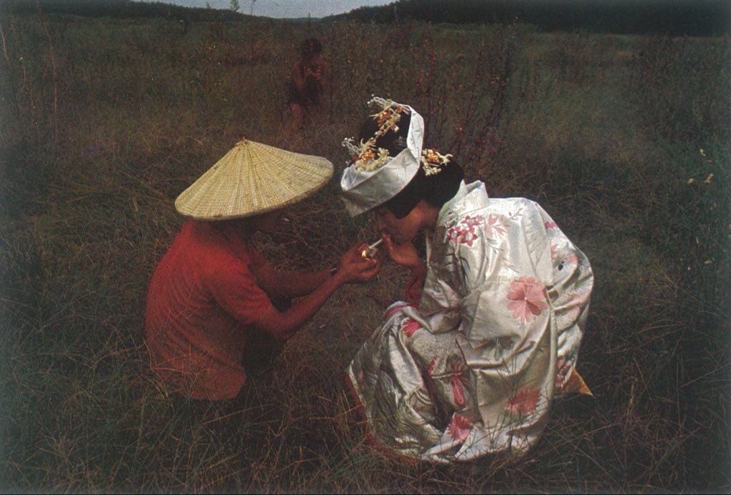 ken29716939's tweet photo. いっぷく/撮影:永田謙一(1970年代)

[解説]花嫁とは美しく､しとやかであることが常識とされてきたが花嫁も所詮は生身であり､旧友あらば旧友といっぷくするのも良いのではないかという花嫁解放の気持ちで撮影者が作画した作品 https://t.co/QyeYAxdLDt