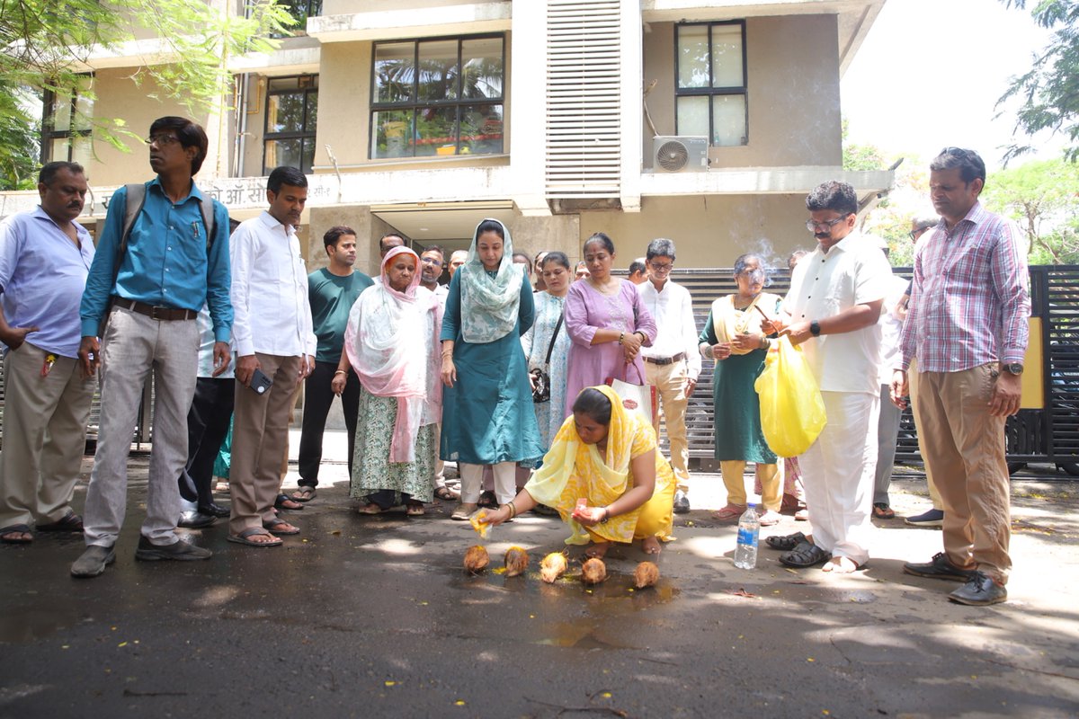 sanamalikshaikh's tweet photo. अणुशक्तीनगर विधानसभेतील वॉर्ड क्र. १४४ मधील अमरनाथ पाटील मैदानाच्या मागील सत्यम स्प्रिंग रस्त्याच्या डांबरीकरणाचे काम सुरु करण्यात आले आहे. आज भूमिपूजन करून कामाचा शुभारंभ केला. यावेळी स्थानिकांचीही उपस्थिती होती.
#SanaMalikShaikh #MLA #WorkOpening #Anushaktinagar https://t.co/7M3sMHUuOl