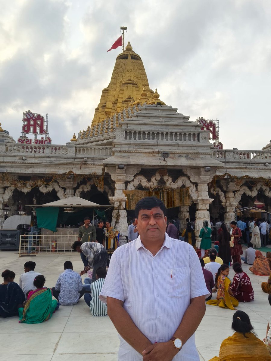 NileshModiBjp's tweet photo. ધારાસભ્ય શ્રી અમિતભાઈ પી શાહ , શ્રી કૌશિકભાઈ જૈન , અમદાવાદ મેયરશ્રી હિતેશભાઈ બારોટજી સાથે અંબાજી મંદિર ખાતે પૂનમના દર્શન કરી ધન્યતા અનુભવી. https://t.co/afV92n9By5