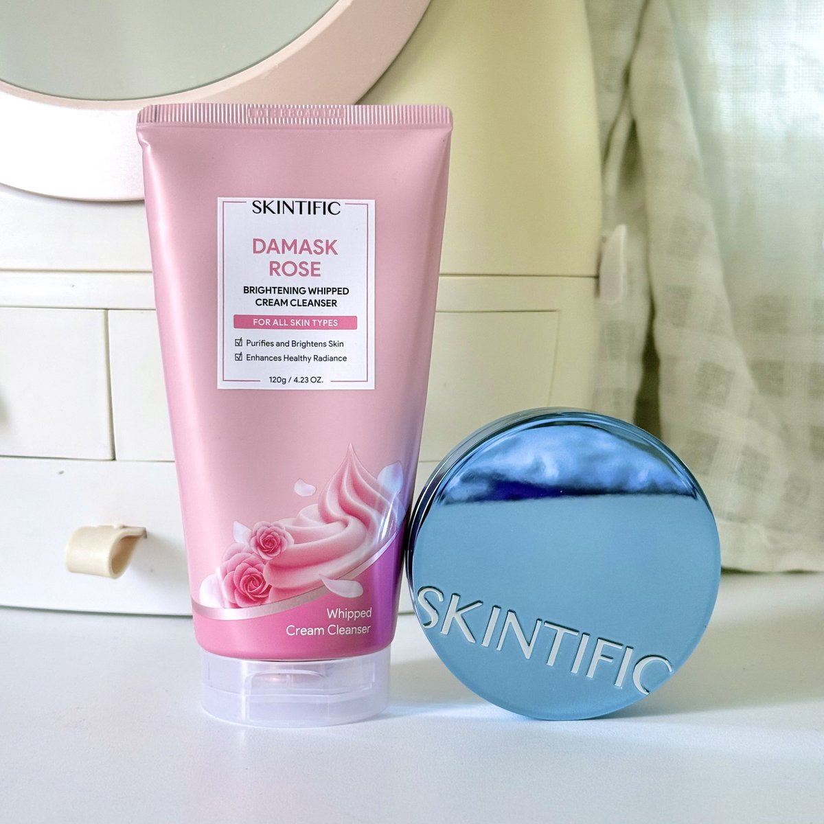 polypeelo's tweet photo. ตอนนี้ชอบใช้คลีนเซอร์เนื้อครีม Damask rose ของ skintific ตัวนี้มากกก เนื้อนุ่มไม่บาดหน้า ทำความสะอาดได้รำลึกแต่คงความชุ่มชื่นผิวได้ดี เหมาะกับคนผิวหน้าแห้งมากๆตัวนี้ควรตอบโจทย์!! ส่วนคุชชั่นตอนนี้กลับมาซบน้องบลู หน้าฝนต้องตบแบบแมตช์เท่านั้นถึงจะรอด ดูไม่เหนียวววว!! แต่ไม่รู้คิดไปเองมั้ยนะ พอเปลี่ยนมาใช้คลีนเซอร์ตัวนี้แล้ว คุชชั่นติดทนขึ้นน ไม่หลุมด้วย