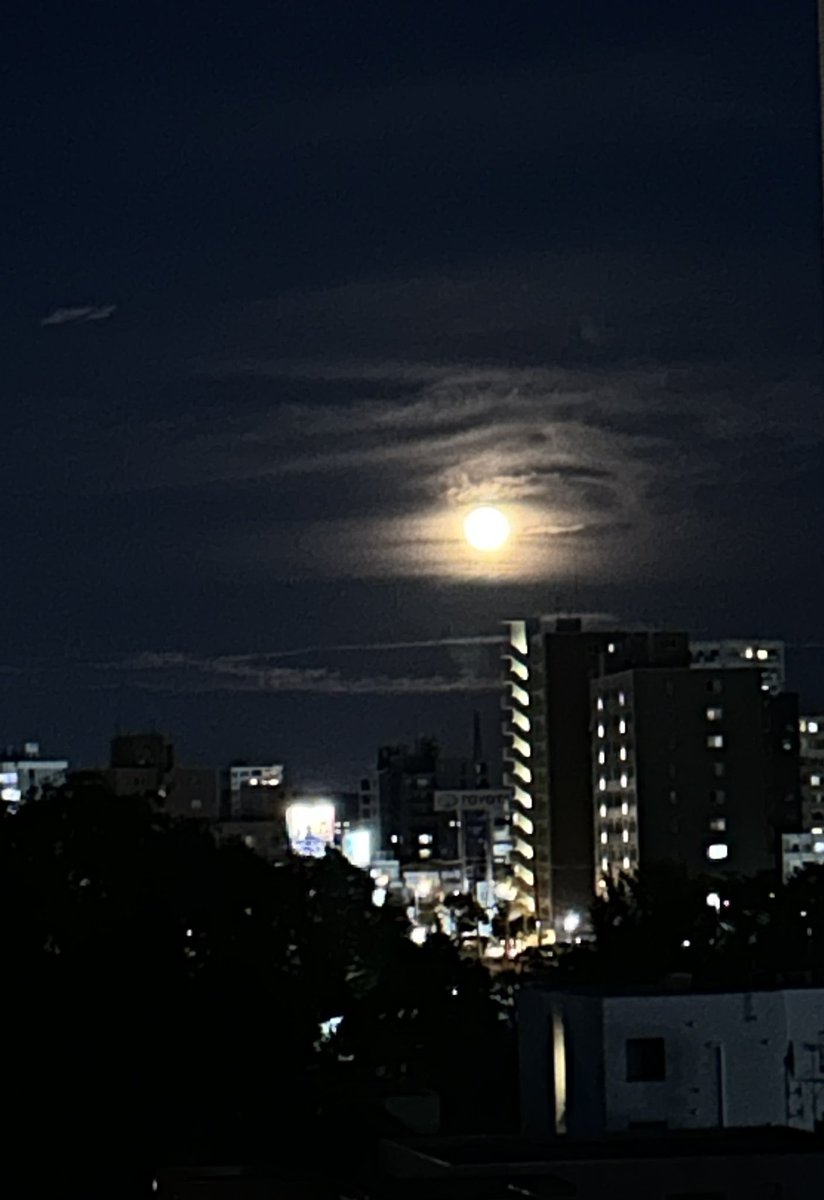 olimasu's tweet photo. 今宵は満月🌕
明日から６月がはじまるよ https://t.co/9ckPE0YhCO