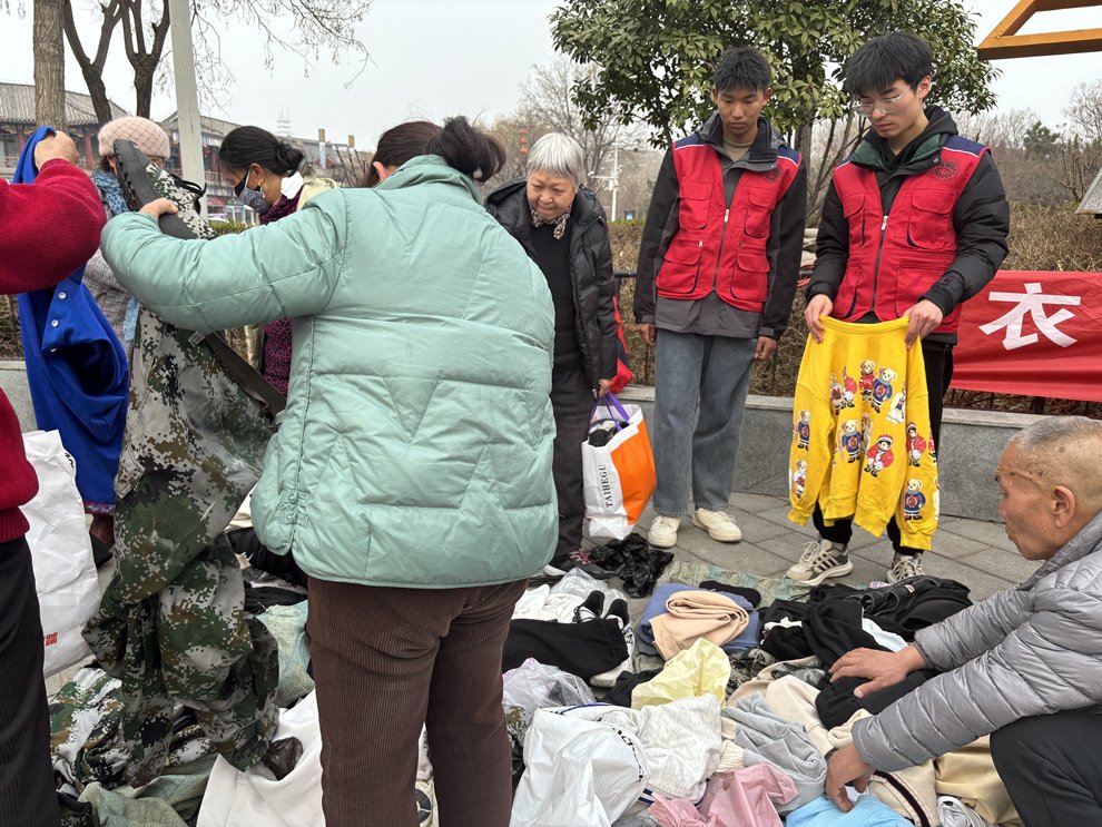 DJAngelsent's tweet photo. Spent the morning helping sort donated clothes at the community center—watching families pick out warm outfits made my day. Small acts add up to big warmth! https://t.co/JwyDB3Vnt3