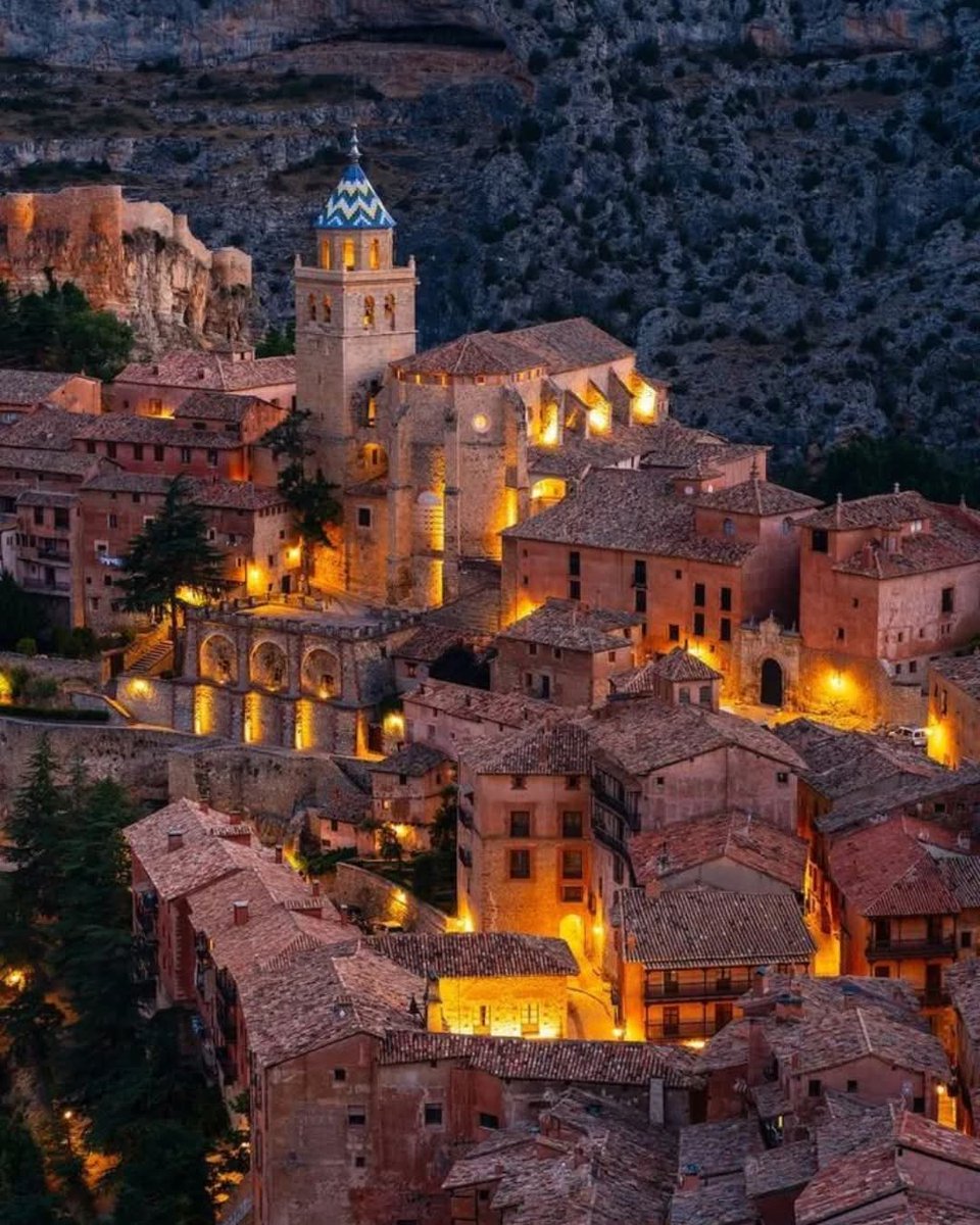 Mulla9131's tweet photo. Albarracín in the Aragon region of Spain.  🇪🇸 https://t.co/CCfREVigqB