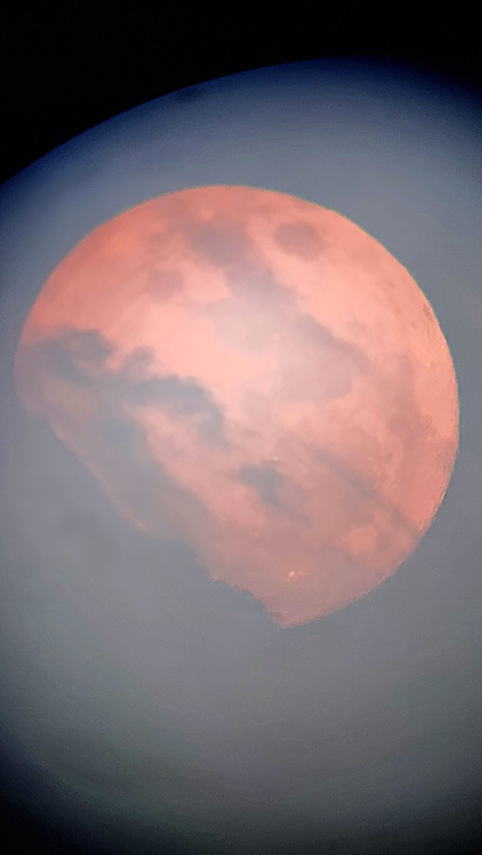 LeoAstronomada's tweet photo. ¿Qué blue ni blue? ... solo belleza, un plenilunio más, único cada vez aunque se repita dos veces al mes. 😍 ¡Toma pareado!

¿Que no?  Mirad... 👇
Así salió anoche ruborizada por la óptica atmosférica, jugando con las nubes... ¡Y cómo brilla Aristarco! 😍 https://t.co/GV1xeb1fWU