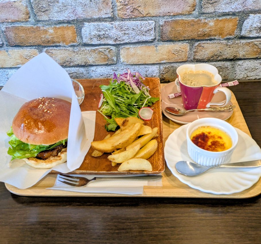 kkynn77's tweet photo. 気になるカフエ

散歩に出かけ　前から気になっていた
こむぎ工房ドルチェ＆ベーカリカフエ　アマムへ行って来ました

外装　中へ入ると素敵なカフエ
作り立てのハンバーグ美味しかった　デザートも美味しい
コーヒーも美味しい

又、散歩の寄り道見つけました
また是非こようと思う https://t.co/1ry5DD4Img