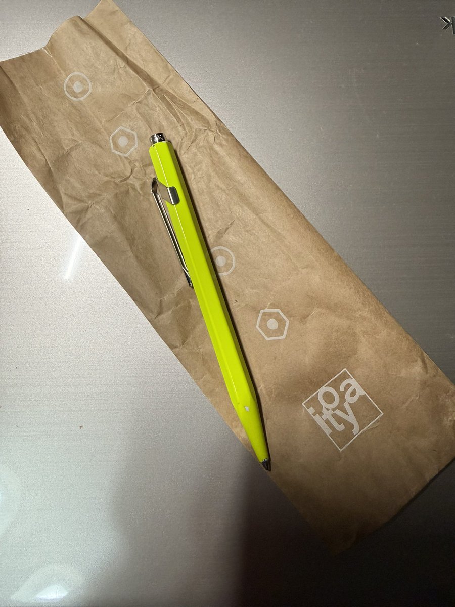 C0H8O2R6I's tweet photo. 2年ほど前に購入したボールペン🖊️
ノックボタン部が不具合で、本日修理より無事帰還😊
文字を書くことが少なくなる時代、
文具フェチからすると、伊東屋さんの陳列にはやはり引き込まれてしまう🤭 https://t.co/ABsxFZYUdA