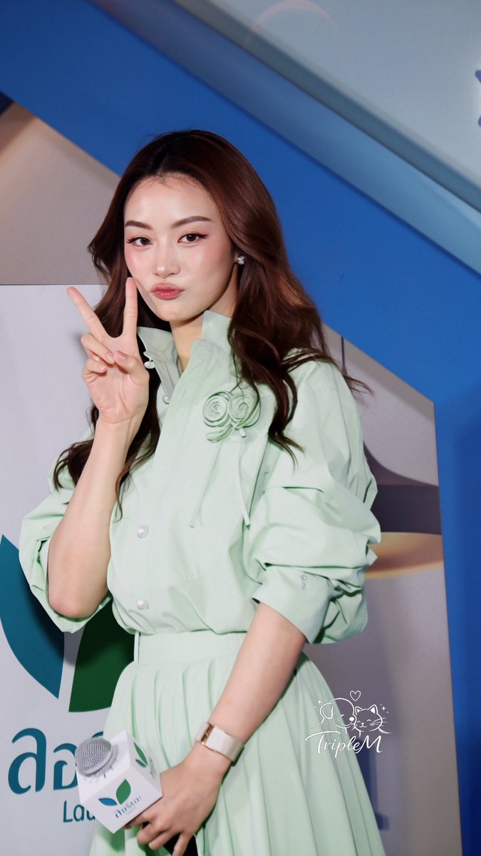GLmooyor's tweet photo. หมวย แม่อยุ่นี่ลูกกกกก

TOPS X LAURIER WITH LENAMIU
#LayrierXLenaMiu
#LenaMiu #ลีน่าหมิว https://t.co/HwiOVIzDRA