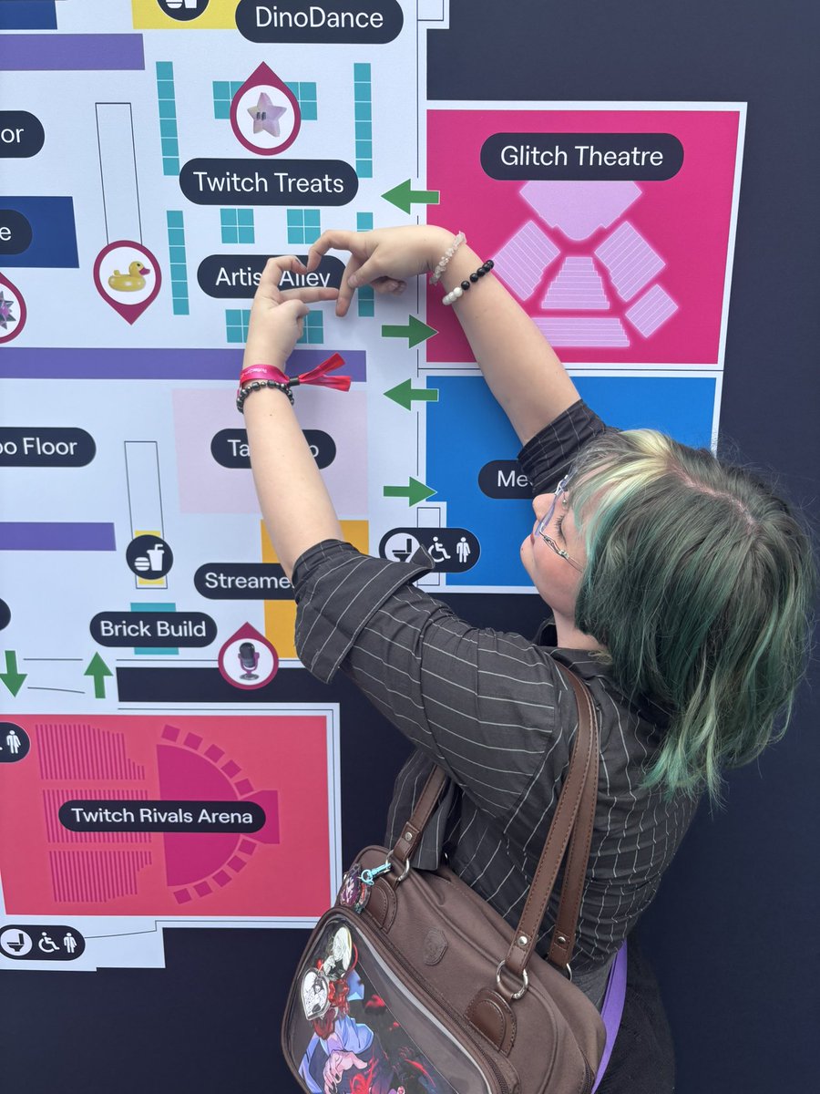 FabricsExe's tweet photo. @TwitchCon @DeluluStream The most idiotic thing I’ve seen all con. You provide such a beautiful thing that is the artist alley and go and not only remove the it’s worth but actually make more damage by allowing this bs. The streaming community would NEVER be the same without artists. REAL artists. https://t.co/SKpXChYFdv