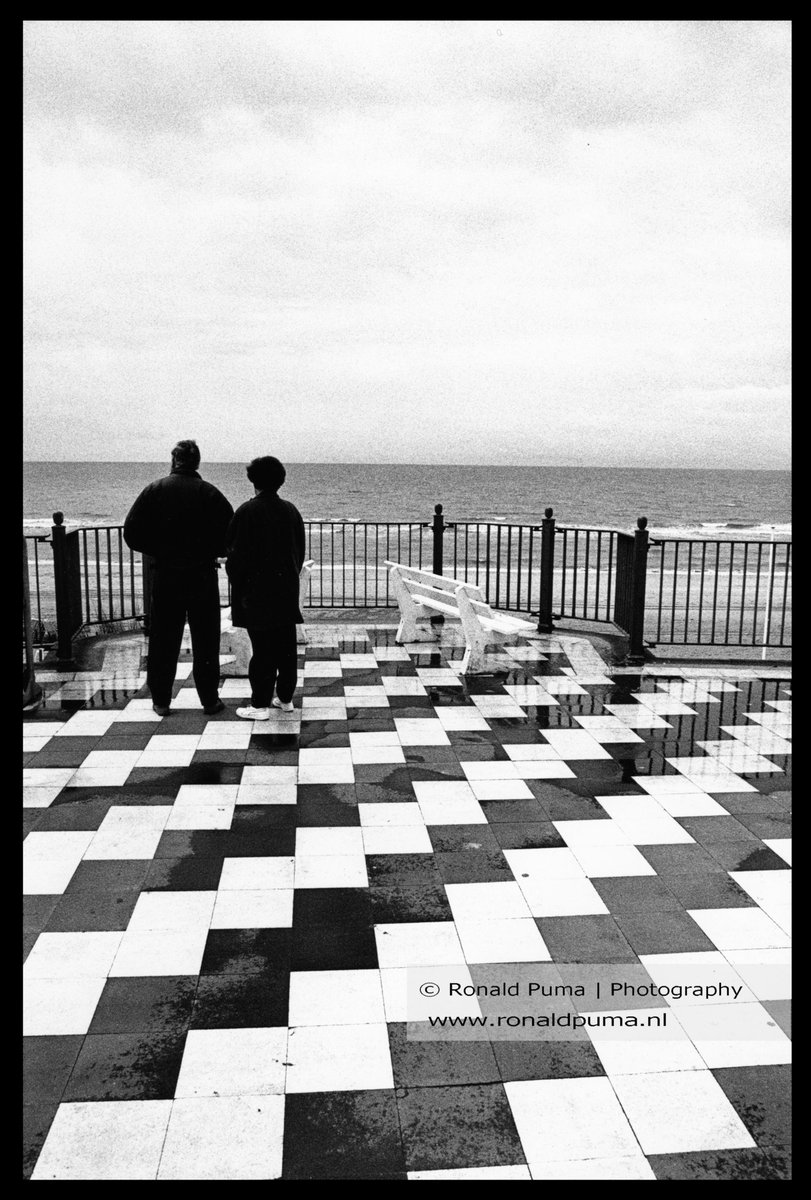 RonaldPumaPhoto's tweet photo. #Archief (1990). #Zandvoort #Netherlands. (Online #foto #expositie https://t.co/Fck9HhXNPm). #StreetPhotography #fotografie #straatfotografie #photography #kunst #cultuur. Photos from real life. 100% #photoshop free! NO #prompt #AI #KI #OpenAI #Midjourney #ChatGPT #Grok #Gemini. https://t.co/sh2fRJHFBw