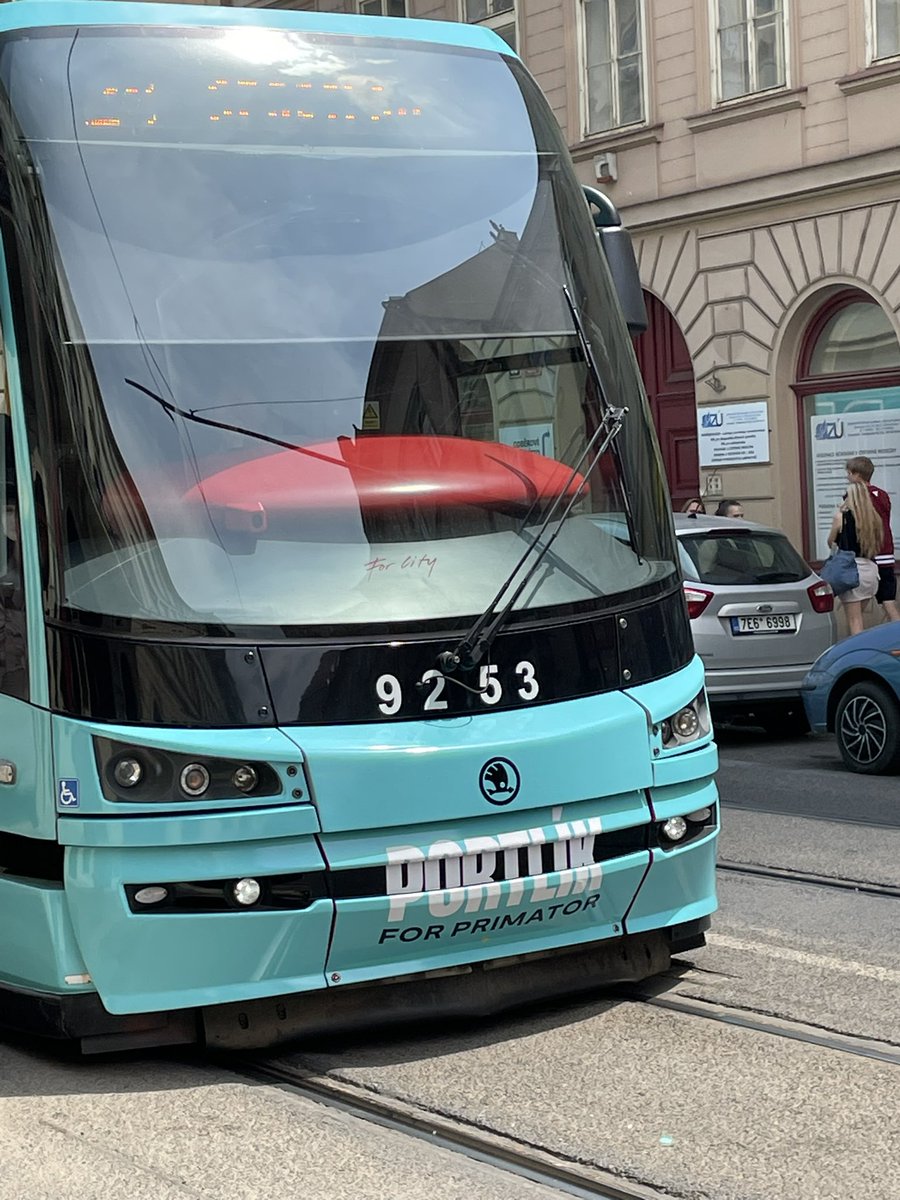 Jj_Ii_Rr_Kk_Aa's tweet photo. Dát 474 000 aby 6 měsíců bylo vidět jméno a obličej lídra strany která objednala tramvaje bez klimatizace na tramvaji bez klimatizace je komické… https://t.co/9Uo5QjOu8d