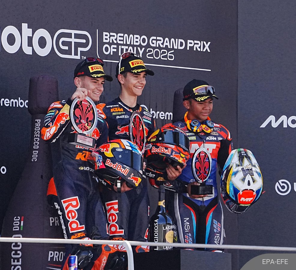 NewsBFM's tweet photo. 🔥Rookie Hakim Danish Ramli secured his maiden Moto3 podium, finishing third at the Grand Prix of Italy.

It marks the first Malaysian Moto3 podium since Khairul Idham Pawi’s victory in 2016.

Brian Uriarte took victory in 33:07.801, ahead of Álvaro Carpe (+0.418s), with Danish just 0.456s behind the winner.