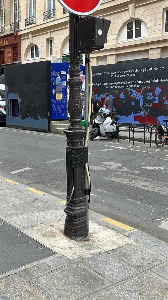 FloB_Safe's tweet photo. People in Paris don’t care anymore, just tape things together, everything will be fine. https://t.co/KeMLV0wGZH