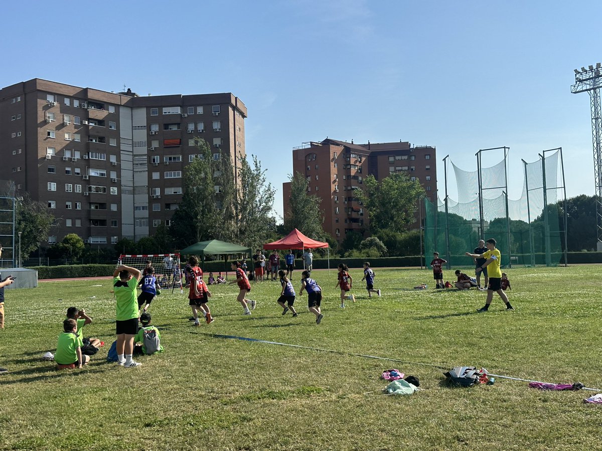saraoviedov's tweet photo. Buena mañana de balonmano en el Nuevo carrascal disfrutando de l@s más pequeñ@s.
@AngelGutie71348 
@psoedeleganes https://t.co/ghuAycIhl8
