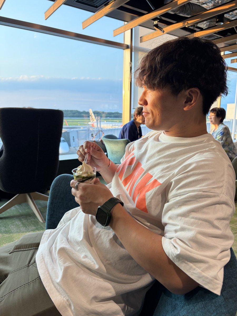ReiyaIgarashi18's tweet photo. FREEDOMS熊本大会ありがとうございました！

初熊本で初進さんとのシングル
かなり腹も背中も効いてしまった
鬼のキチンシンク連打をブチ破りたい
熊本の空気をたくさん味わえました！
次来た時は勝った姿を皆さんに見せるぞ🔥

飛行機出発まで進さんと2人で🍦

#pw_freedoms https://t.co/3kMeR0EOo5