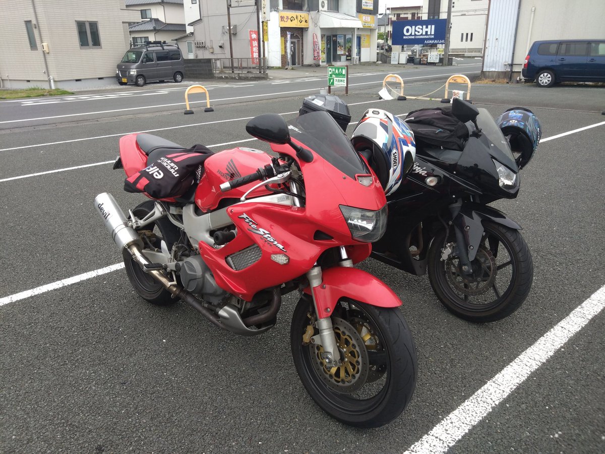61ttyper's tweet photo. 本日も嫁ちゃんとツーリング！浜松大歳神社で参拝して浜松2輪館でタイヤ交換!BS S21!
そのまま皮むきがてらR257〜アグリステーションなぐらで休憩！帰りに道の駅したらで五平餅とフランクを食べ新城インターから新東名で帰宅！ https://t.co/upiwsYGSQz