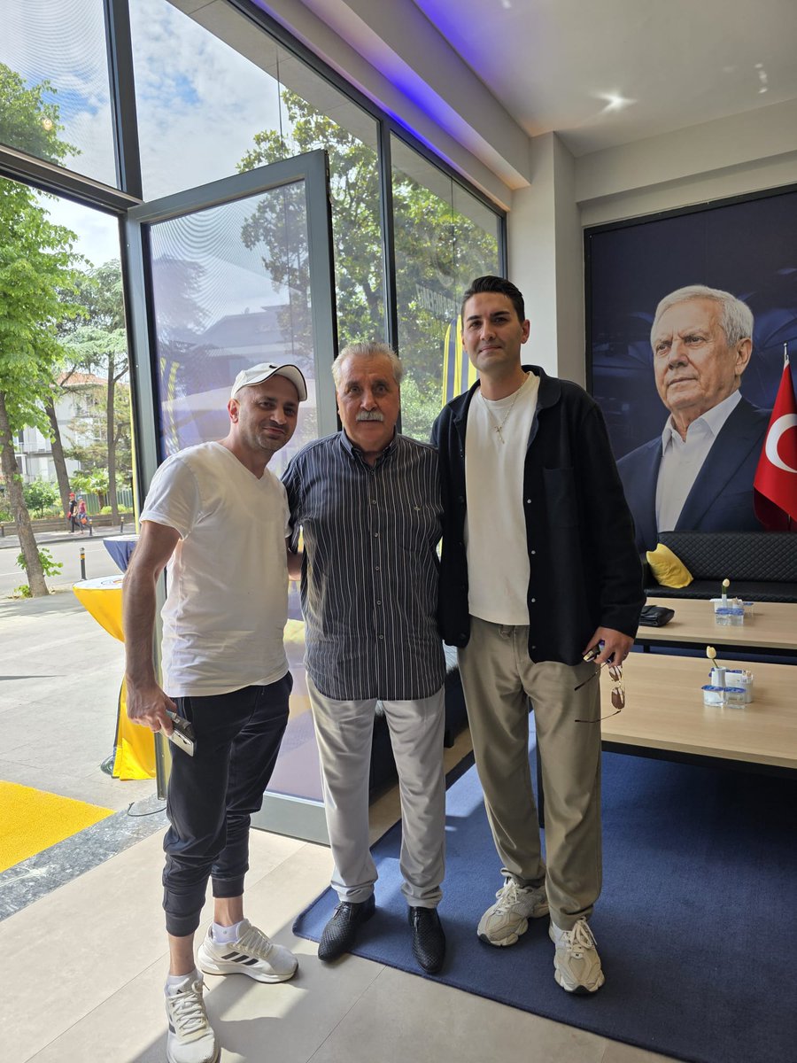 Senool1907's tweet photo. Her yer Aziz Her yer Yıldırım 💛💙💪 @canerkizilyurt 

#AzizYıldırımlaYeniden 
#AzizYıldırımVakti https://t.co/44Y7GkFwF0
