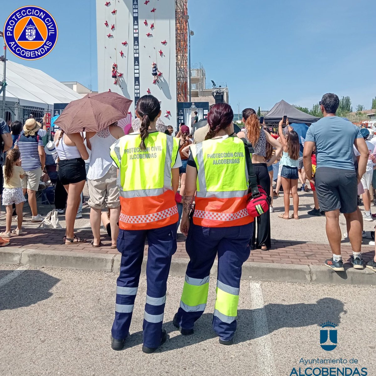 Alcobendas_Prot's tweet photo. 🚑 Seguimos desplegados durante esta intensa jornada.
Nuestros voluntarios prestan servicio en la Marcha de los Mayores y en la jornada de clausura de la Climbing World Cup, trabajando para garantizar la seguridad de todos los participantes y asistentes.
#SomosParteDeTi https://t.co/HWHf7IjXtt