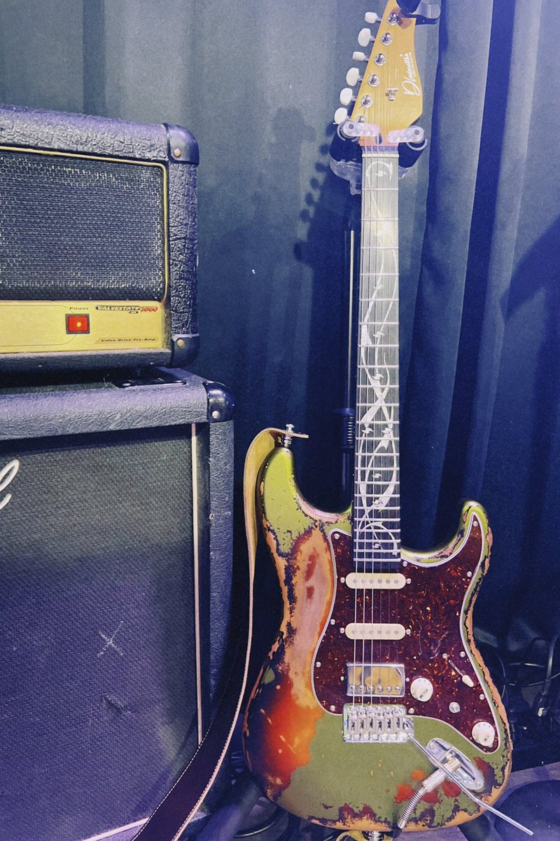 Tetsuro0602's tweet photo. ニューギターで初ライブですばい https://t.co/vdnMperRlw