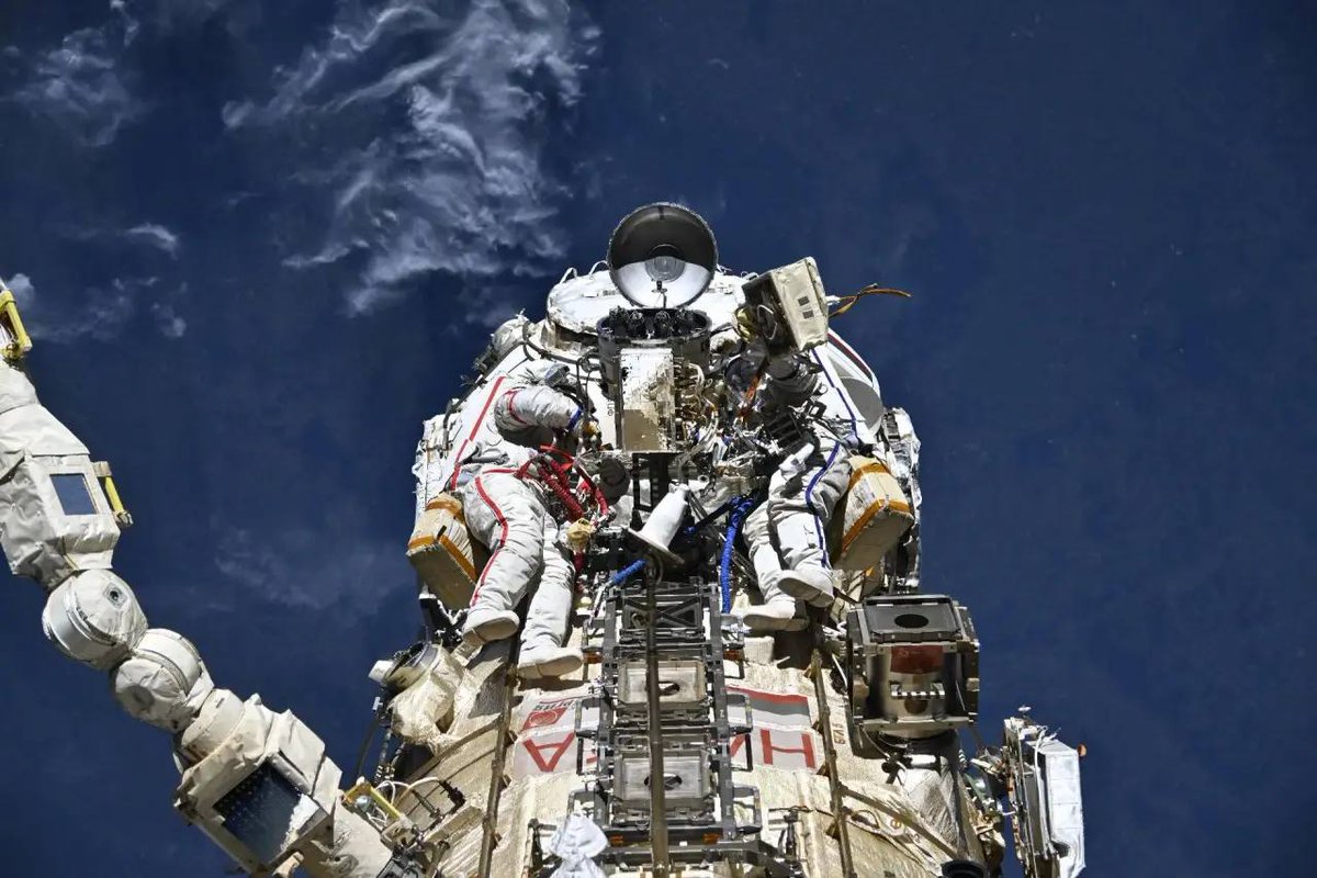 konstructivizm's tweet photo. Astronauts against the backdrop of Earth: a view from the ISS https://t.co/cFaTtzLtTz