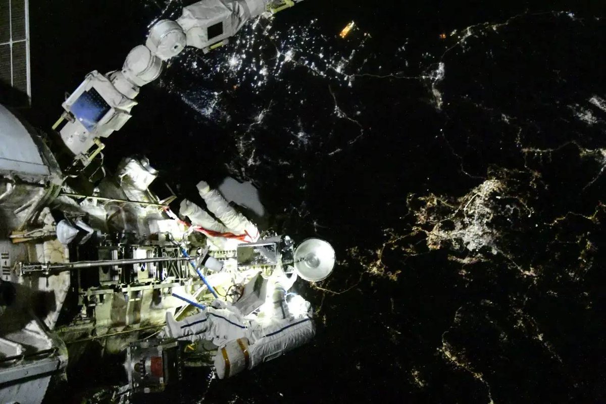 konstructivizm's tweet photo. Astronauts against the backdrop of Earth: a view from the ISS https://t.co/cFaTtzLtTz