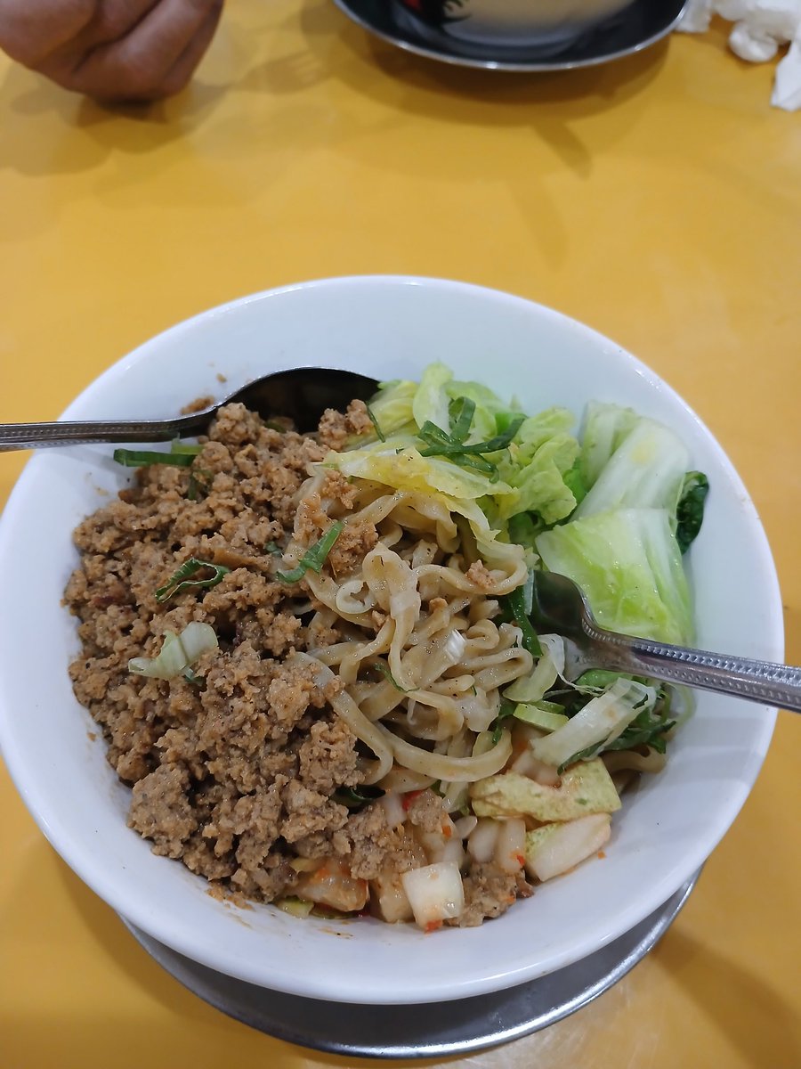 KhayaaRayya's tweet photo. @karirfess Mi ayam lampung. Unik pake acar timun sm sawi putih gitu https://t.co/AKel8DuZ0T