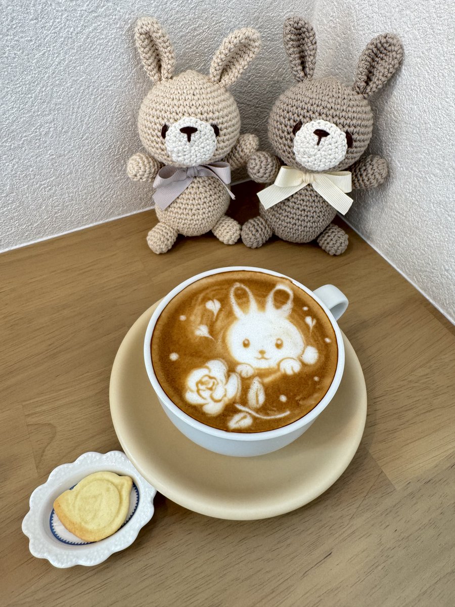 usako0914ran's tweet photo. ラテアート🐰
かわいすぎっ♡.*･ﾟ
#ひよりCafe https://t.co/7uPux9DW8q