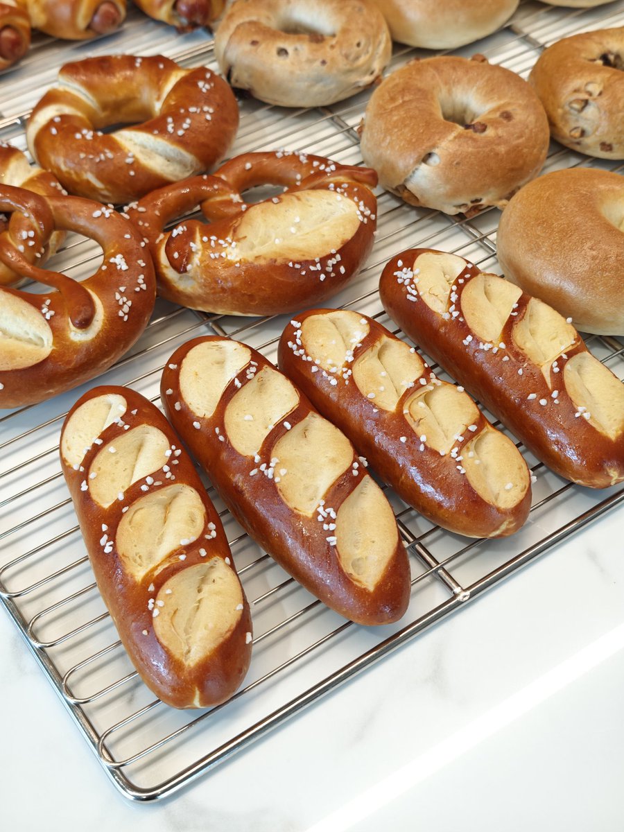 iambellissimo's tweet photo. เมื่อวานไปเรียนทำ pretzels and bagels ที่ Homlamun Vanilla มา เป็นร้านที่ซื้อวัตถุดิบซื้ออุปกรณ์เขาตลอด ลงทุนบินไปเชียงใหม่ 2 วันเพื่อเรียน 5 ชม. นี้ 555 สนุกก ครูสอนดี๊ดี ครัวสวยมากน่าทำงานมาก ๆ เลยด้วย หนมปังก็หย่อยยยนู้มม😍😘 #ชุมชนขนมปัง https://t.co/MI1kVXAMZ9