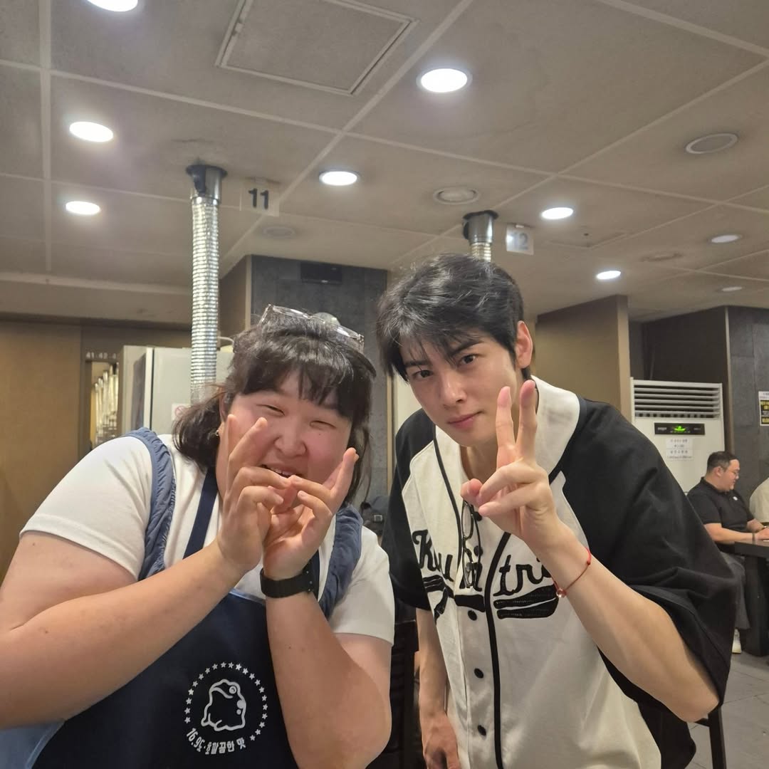 _aroha_honey_'s tweet photo. @yu.sanghee via Instagram,
She uploaded her photos with the cast of "The Wonderfools"❤️‍🔥🫶🏻✨
Eun Woo looking so gorgeous barefaced 🥹🤭🥰🫠
Is he even real?🥹

#차은우 #chaeunwoo #thewonderfools #eunwoo #netflixkorea https://t.co/bkx7SCwUYo